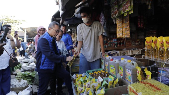 Mendag Sidak Harga Kebutuhan Bahan Pokok di Kupang Menteri Perdagangan Zulkifli Hasan memantau harga dan ketersediaan barang kebutuhan pokok (bapok) di Pasar Kasih Naikoten, Kupang, Nusa Tenggara Timur. Begini potretnya.