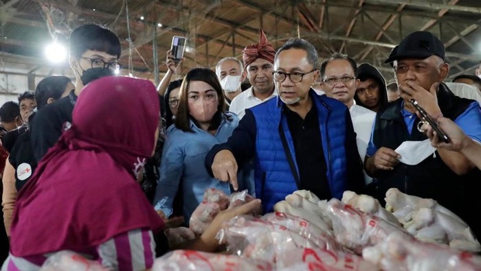 Menteri Perdagangan Zulkifli Hasan memantau harga dan ketersediaan barang kebutuhan pokok (bapok) di Pasar Kasih Naikoten, Kupang, Nusa Tenggara Timur. Begini potretnya.