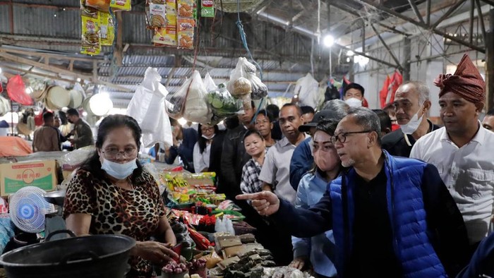 Mendag Sidak Harga Kebutuhan Bahan Pokok di Kupang Menteri Perdagangan Zulkifli Hasan memantau harga dan ketersediaan barang kebutuhan pokok (bapok) di Pasar Kasih Naikoten, Kupang, Nusa Tenggara Timur. Begini potretnya.