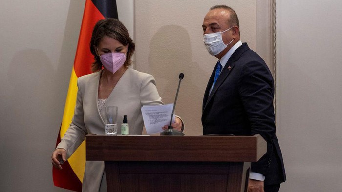 Turkish Foreign Minister Mevlut Cavusoglu and German Foreign Minister Annalena Baerbock attend a news conference in Istanbul, Turkey, July 29, 2022. REUTERS/Umit Bektas