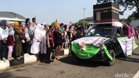 Ada yang membawa bedug masjid, alat qasidah, hingga menghias mobil dengan replika kabah dan masjid. 