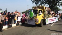 Masyarakat mengikuti pawai menggunaan berbagai jenis kendaraan yang telah dihias dengan ornamen-ornamen keislaman. 