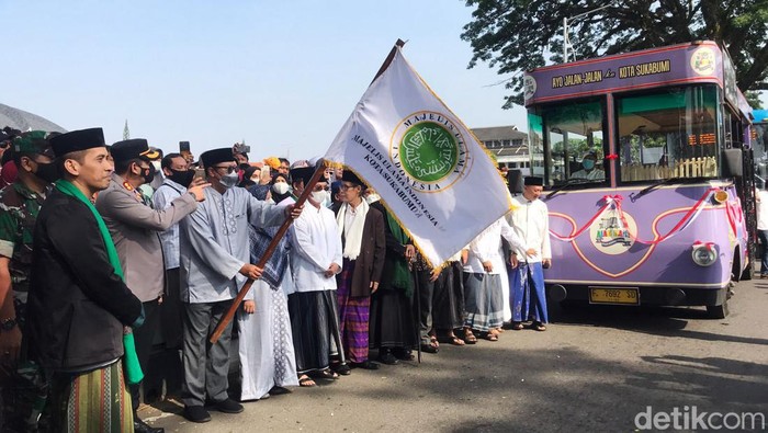 Meriahnya Pawai Tahun Baru Islam di Sukabumi Perayaan Tahun Baru Islam 1444 Hijriah disambut meriah oleh warga Kota Sukabumi, Jawa Barat, Sabtu (30/7). Masyarakat dan Pemerintah Daerah melaksanakan pawai tarhib Muharram keliling kota.