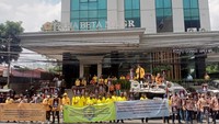 Loyalis partai Golkar ini juga berkumpul di MKGR sebelum melaporkan Haris Pertama ke Bareskrim Mabes Polri.