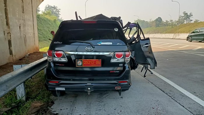 Mobil dinas Bakamla kecelakaan lalu lintas di Tol Solo-Semarang. Eks Danseskoal Laksda (Purn) Herry Setianegara wafat dalam kecelakaan tersebut.