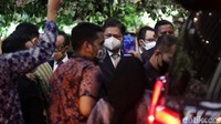 Menteri Koordinator Perekonomian Airlangga Hartarto hadir dengan mengenakan jas.