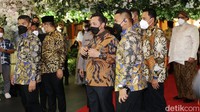 Kapolri Jenderal Listyo Sigit Prabowo hadir dengan mengenakan batik lengan panjang.