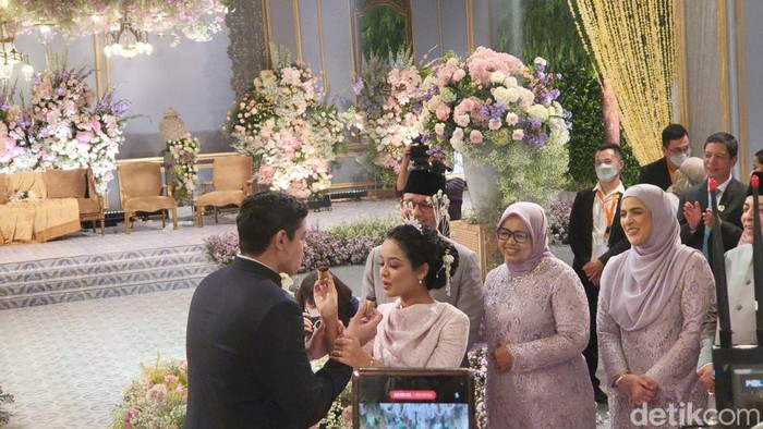 Mutiara Annisa Baswedan (Tia) dan Ali Saleh Alhuraiby menggelar pesta pernikahan hari kedua. Keduanya terlihat memotong kue bersama lalu suap-suapan (Ahmad Toriq/detikcom)