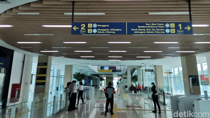 Stasiun Karet Tidak Ditutup, Penumpang Naik Turun KRL di BNI City