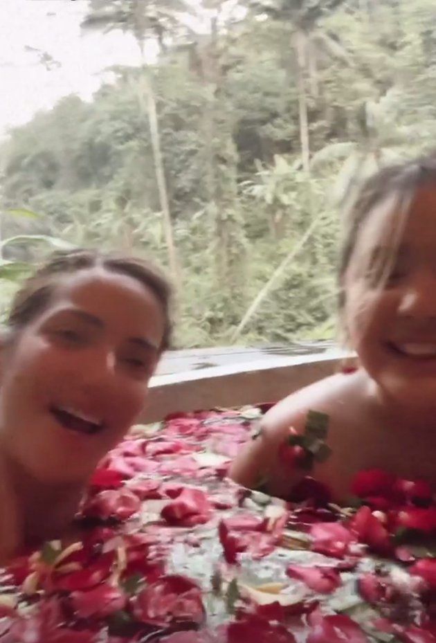 Nia Ramadhani bersama Mikhayla Bakrie