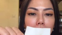 Nita Gunawan membuktikan melalui video dia mengusap wajahnya dengan kapas dan cairan cleanser. Benar-benar tak ada bedak yang menempel. Foto: dok. Instagram Nita Gunawan