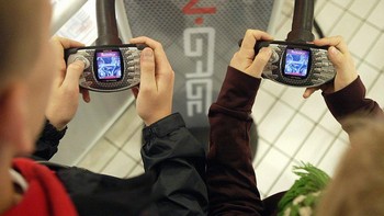 Sampai Februari 2004, N Gage belum terjual seperti yang diharapkan, tapi Nokia belum menyerah. Januari 2005, CharTrack menyebut hanya ada sedikit ketertarikan pada N Gage di Inggris. Foto: AFP via Getty Images/YOSHIKAZU TSUNO