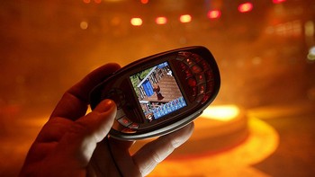 Peluncurannya dilakukan besar-besaran. Selain untuk game, ponsel ini juga dibekali dengan pemutar MP3 dan video yang cukup istimewa di masa itu. Foto: AFP via Getty Images/YOSHIKAZU TSUNO