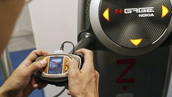 Sampai Agustus 2007, diestimasi Nokia hanya menjual 2 juta unit N Gage yang berarti kegagalan mengingat reputasi besar Nokia. Pada akhirnya, sekitar 3 juta N Gage laku. Foto: AFP via Getty Images/YOSHIKAZU TSUNO