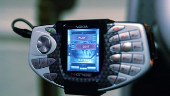 Nokia dijual USD 229, terhitung sangat mahal di masanya. Faktior harga agaknya menjadikan cukup banyak konsumen mundur. Di Amerika Serikat pada minggu pertama pemasaran, N Gage kalah 1 banding 100 dibanding Game Boy Advance. Foto: AFP via Getty Images/YOSHIKAZU TSUNO