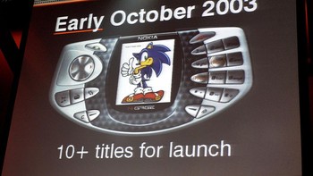 Dengan perangkat ini, Nokia ingin merebut pasar dari Game Boy Advance. Tapi desain N Gage original banyak dikritik lantaran tombolnya cenderung didesain untuk ponsel dan tidak cocok untuk main game. Foto: AFP via Getty Images/YOSHIKAZU TSUNO