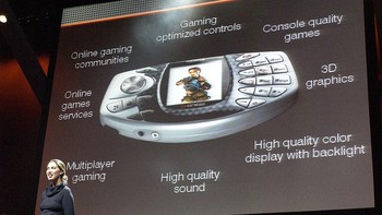 Nokia N Gage adalah smartphone yang memadukan fungsi game dengan desain unik. Ponsel ini diumumkan Nokia pada 4 November 2002 dan dipasarkan mulai Oktober 2003, memakai platform Symbian OS v6.1. Foto: AFP via Getty Images/YOSHIKAZU TSUNO