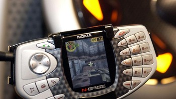Nokia N Gage mengusung layar 2,1 inch berwarna di bagian tengah, dengan tombol D Pad di bagian kiri dan tombol numerical di bagian kanan, serta tombol lain. Desain semacam ini berbasi Nokia 5510. Foto: AFP via Getty Images/YOSHIKAZU TSUNO
