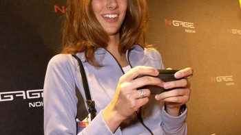 Proyeksi Nokia adalah N Gage laku sampai lebih dari 6 juta unit. Nokia sudah berusaha menyediakan cukup banyak judul game, sekitar 58, tapi tetap N Gage kurang disambut. Foto: AFP via Getty Images/YOSHIKAZU TSUNO