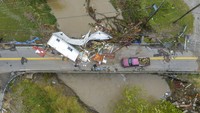 Tampak sebuah rumah yang hanyut tersangkut di jembatan. Ryan C Hermens/Lexington Herald-Leader via AP.