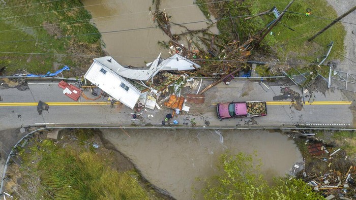 Banjir bandang yang disebabkan oleh hujan lebat melanda Kentucky timur, Amerika Serikat. Sedikitnya 16 orang telah ditemukan tewas akibat kejadian tersebut.