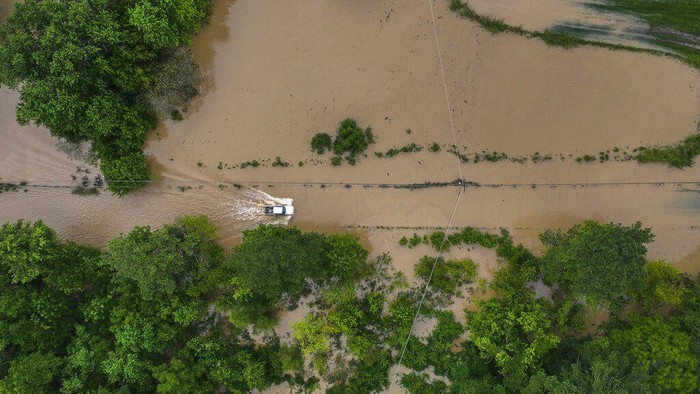 Banjir bandang yang disebabkan oleh hujan lebat melanda Kentucky timur, Amerika Serikat. Sedikitnya 16 orang telah ditemukan tewas akibat kejadian tersebut.