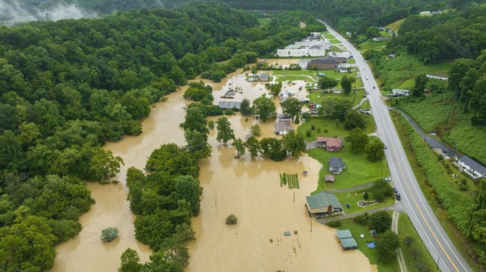 Banjir bandang yang disebabkan oleh hujan lebat melanda Kentucky timur, Amerika Serikat. Sedikitnya 16 orang telah ditemukan tewas akibat kejadian tersebut.