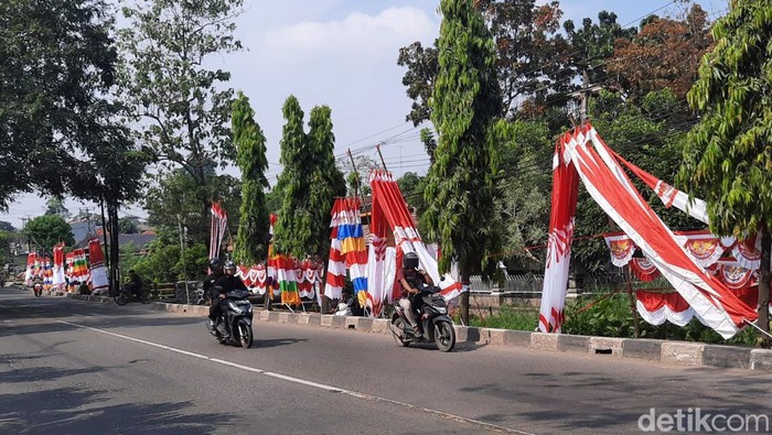 Penjualan bendera di Purwakarta.