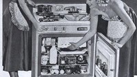 Tak perlu ruangan besar, dapur zaman dulu hanya membutuhkan sepetak ruang untuk menaruh kompor yang sudah satu paket dengan kulkas dan laci penyimpanan. Praktis ya? Foto: metv.com