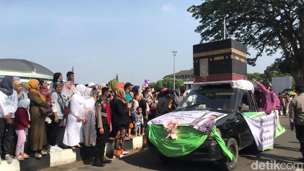 Meriah! Replika Kabah Dibawa Keliling Kota Sukabumi