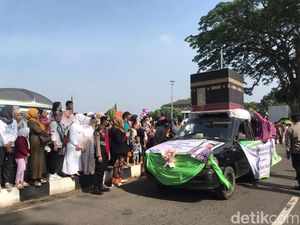 Meriah! Replika Kabah Dibawa Keliling Kota Sukabumi