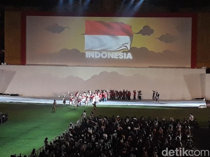 Perhelatan akbar ASEAN Para Games XI resmi dibuka di Stadion Manahan, Solo, Sabtu (30/7/2022).