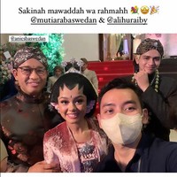 Sedangkan suaminya mengenakan busana berpotongan beskap dengan tekstur bunga yang dipadukan blangkon batik. Foto: Instagram