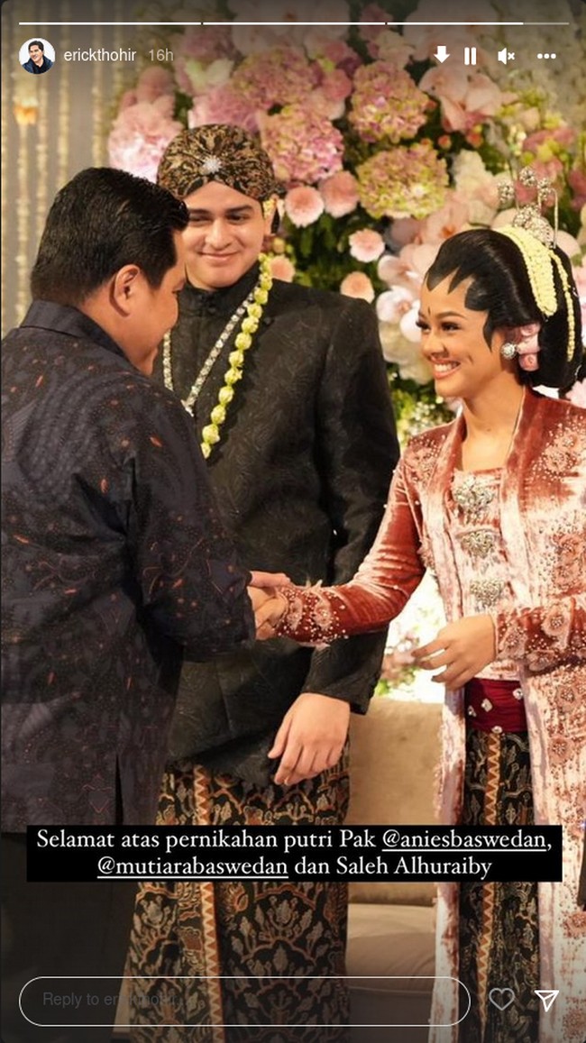 Resepsi Hari PertamaSetelah akad nikah, Tia dan Ali mengadakan resepsi pada malam harinya yang dihadiri banyak politisi. Ketika itu, ia kembali mengenakan kebaya kutu baru kali ini bernuansa pink dan bermaterial beludru dengan potongan panjang.Foto: Instagram