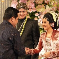 Resepsi Hari PertamaSetelah akad nikah, Tia dan Ali mengadakan resepsi pada malam harinya yang dihadiri banyak politisi. Ketika itu, ia kembali mengenakan kebaya kutu baru kali ini bernuansa pink dan bermaterial beludru dengan potongan panjang.Foto: Instagram