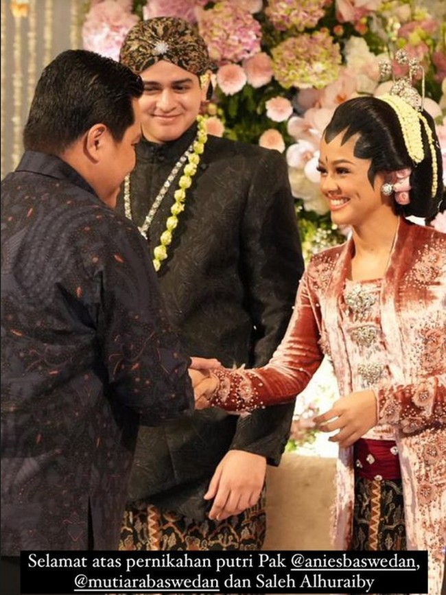 Dalam resepsi di hari Jumat (29/7/2022), Mutiara Baswedan mengenakan kebaya beludru pink dengan potongan kutu baru dan kain batik. Kebaya khas Jawa Tengahnya tersebut dirancang oleh Dita Soebroto. Foto: Instagram