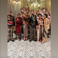 Dalam foto-foto yang dibagikan para tamu undangan, Muatiara Baswedan masih mengenakan kebaya di hari bahagianya. Kali ini ia memilih kebaya kutu baru yang klasik dan elegan.Foto: Instagram