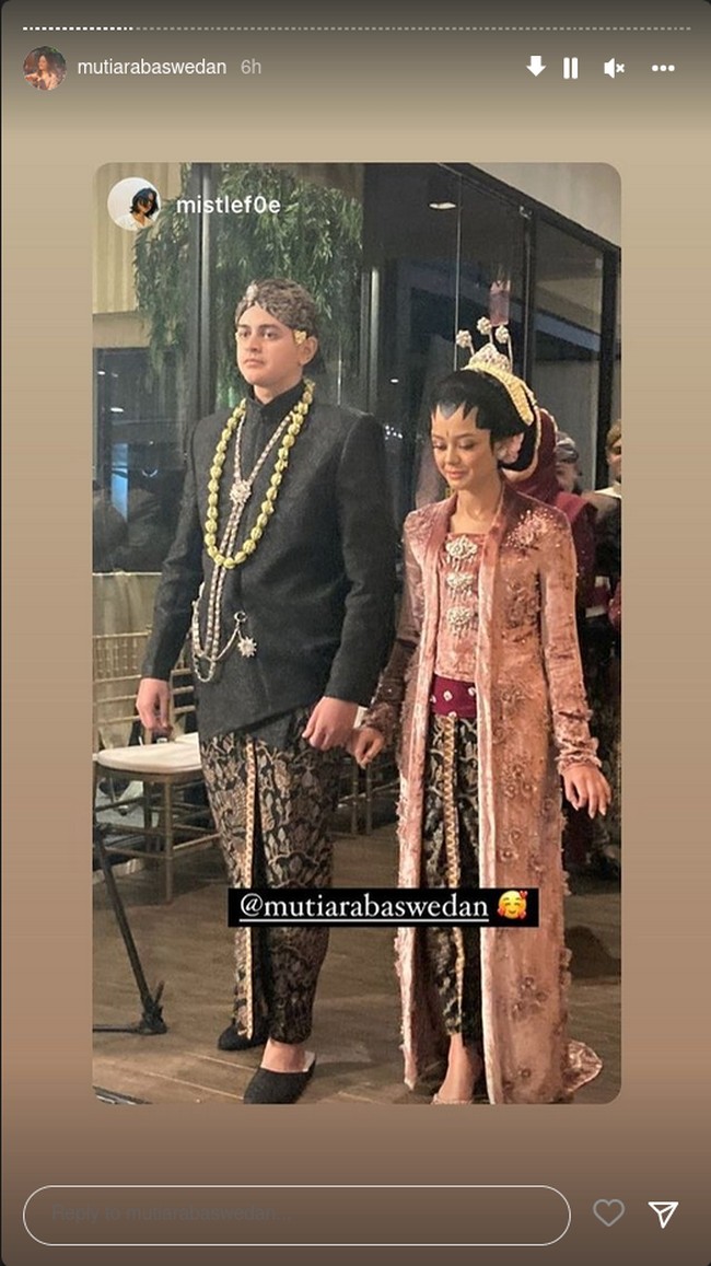 Acara akad nikah putri sulung Anies Baswedan itu sebelumnya digelar di Putri Duyung Resort, Ancol, Jakarta Utara, pada pukul 08.30 WIB. Pada malam hari, Mutiara Baswedan menggelar acara resepsi pertama di hari akab nikah yang banyak dihadiri para pejabat.Foto: Instagram