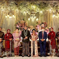 Adapun sang ayah, terlihat memakai busana Jawa adat Yogyakarta. Anies Baswedan memakai beskap bernuansa merah bermotif bunga. Penampilannya juga dilengkapi blangkon dan jarik batik, lengkap dengan keris di belakang punggung.Foto: Instagram @prasetyoedimarsudi