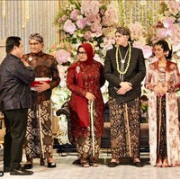 Acara resepsi pernikahan ini dihadiri banyak kolega ayah Mutiara Baswedan. Beberapa pejabat dan politisi yang hadir, antara lain Presiden Joko Widodo, Erick Thohir, Jusuf Kalla, Prasetyo Edi Marsudi, Prabowo Subianto, dan lain-lain.Foto: Instagram Erick Thohir