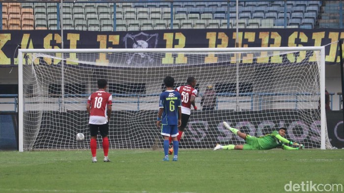 Persib Bandung vs Madura United.