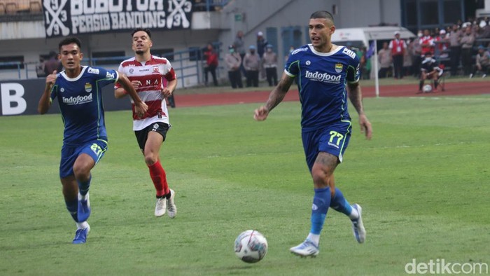 Persib Bandung vs Madura United.