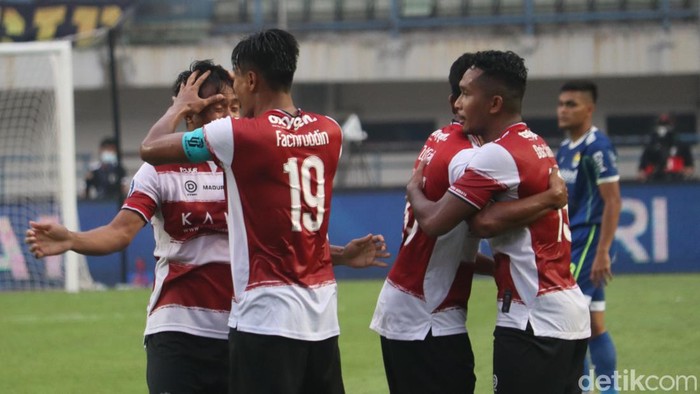Persib Bandung vs Madura United.