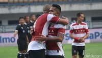 Pemain Madura United pun selebrasi tiga kali dan disaksikan ribuan Bobotoh. (Foto: Wisma Putra/detikJabar)