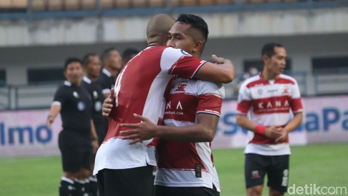 Persib Bandung vs Madura United.