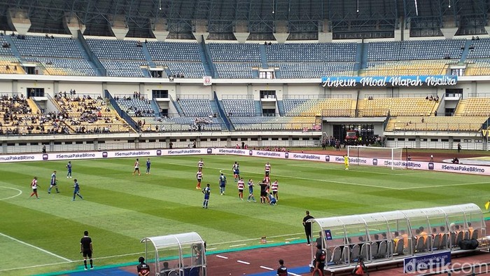 Persib Bandung vs Madura United.
