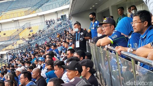 Persib Bandung vs Madura United.