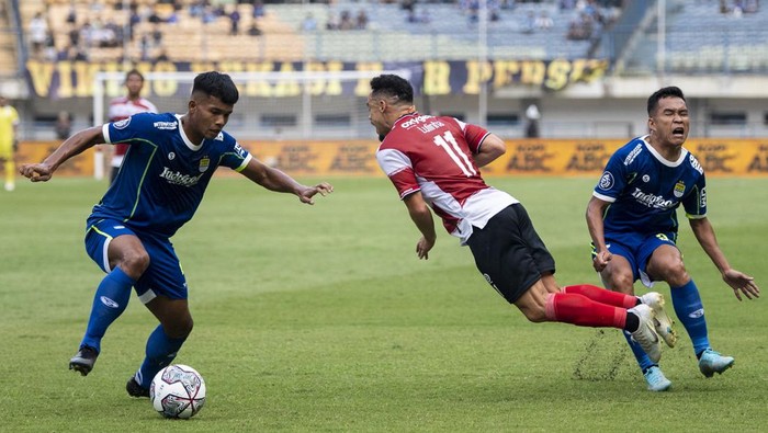 Pesepak bola Persib Bandung Bayu Fiqri (kiri) dan Erwin Ramdani (kanan) berusaha menghadang pesepak bola Madura United Lulinha (tengah) saat pertandingan BRI Liga 1 di Stadion Gelora Bandung Lautan Api, Bandung, Jawa Barat, Sabtu (30/7/2022). ANTARA FOTO/M Agung Rajasa/hp.