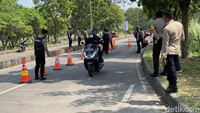Pemeriksaan tiket laga Persib vs Madura ini dilakukan secara berlapis. Nantinya para penonton akan kembali diperiksa di ring 2 dan ring 1.