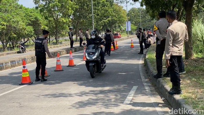Petugas Kawal Stadion GBLA Bandung